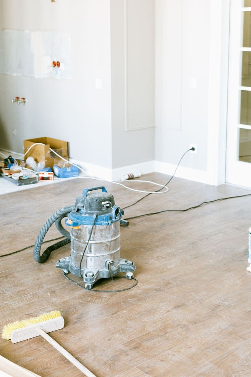 Aspirateur de chantier dans une pièce vide en fin de travaux