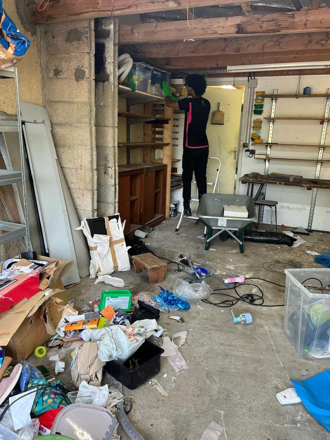 Garage en cours de remise en état, étagères reprises une à une