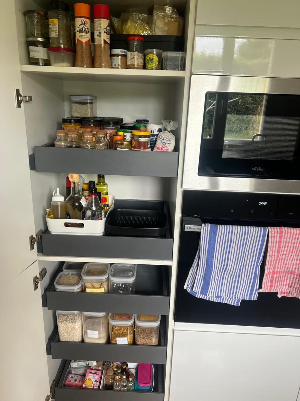 Placard de cuisine réorganisé, bocaux et tiroirs remis en ordre