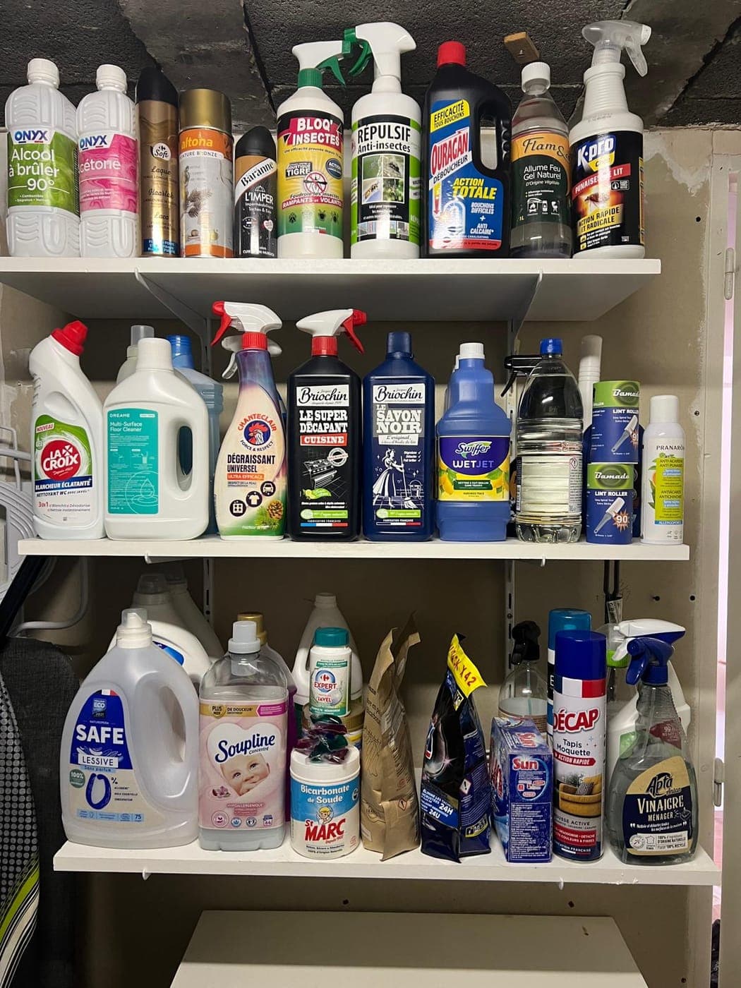 Étagère de produits d'entretien classés par usage