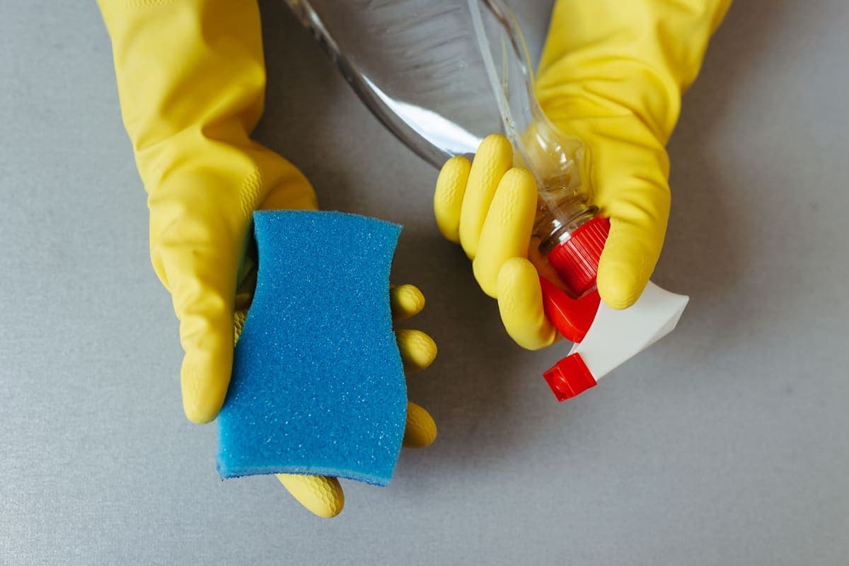 Gants de ménage, éponge et vaporisateur prêts à l'emploi
