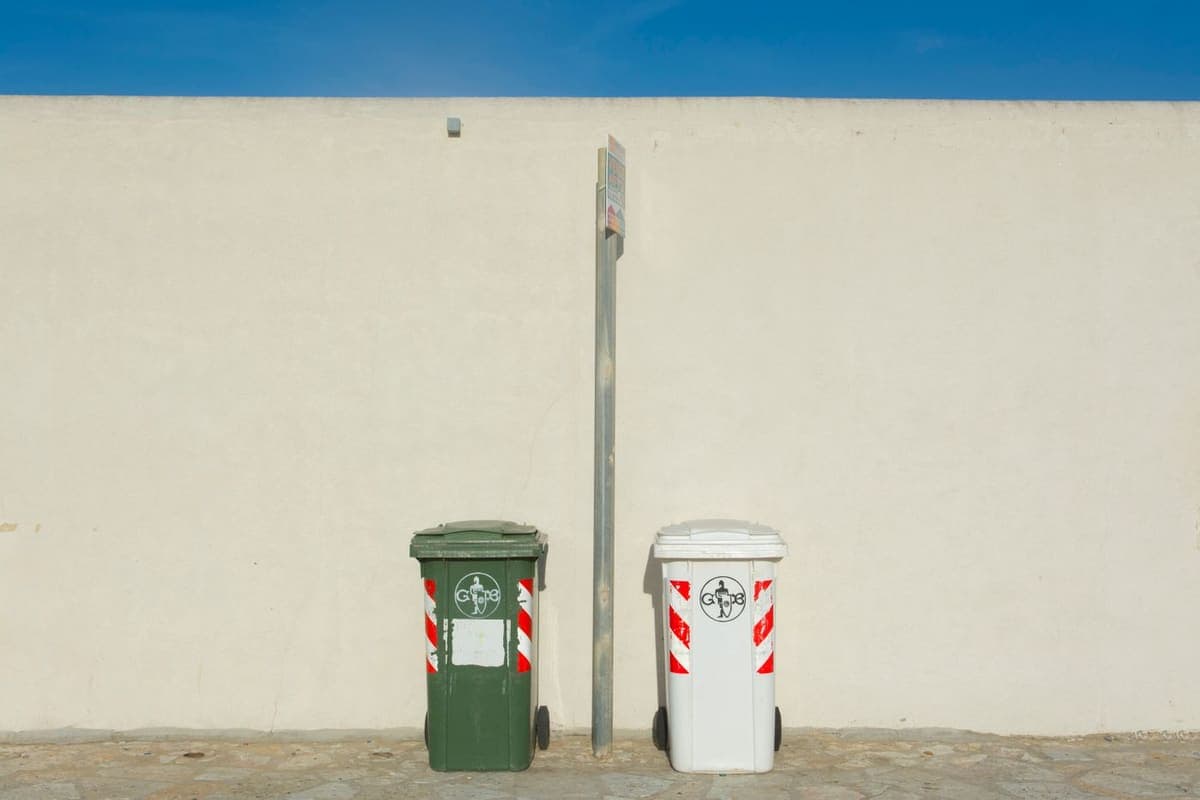 Bacs de collecte alignés le long d'un mur