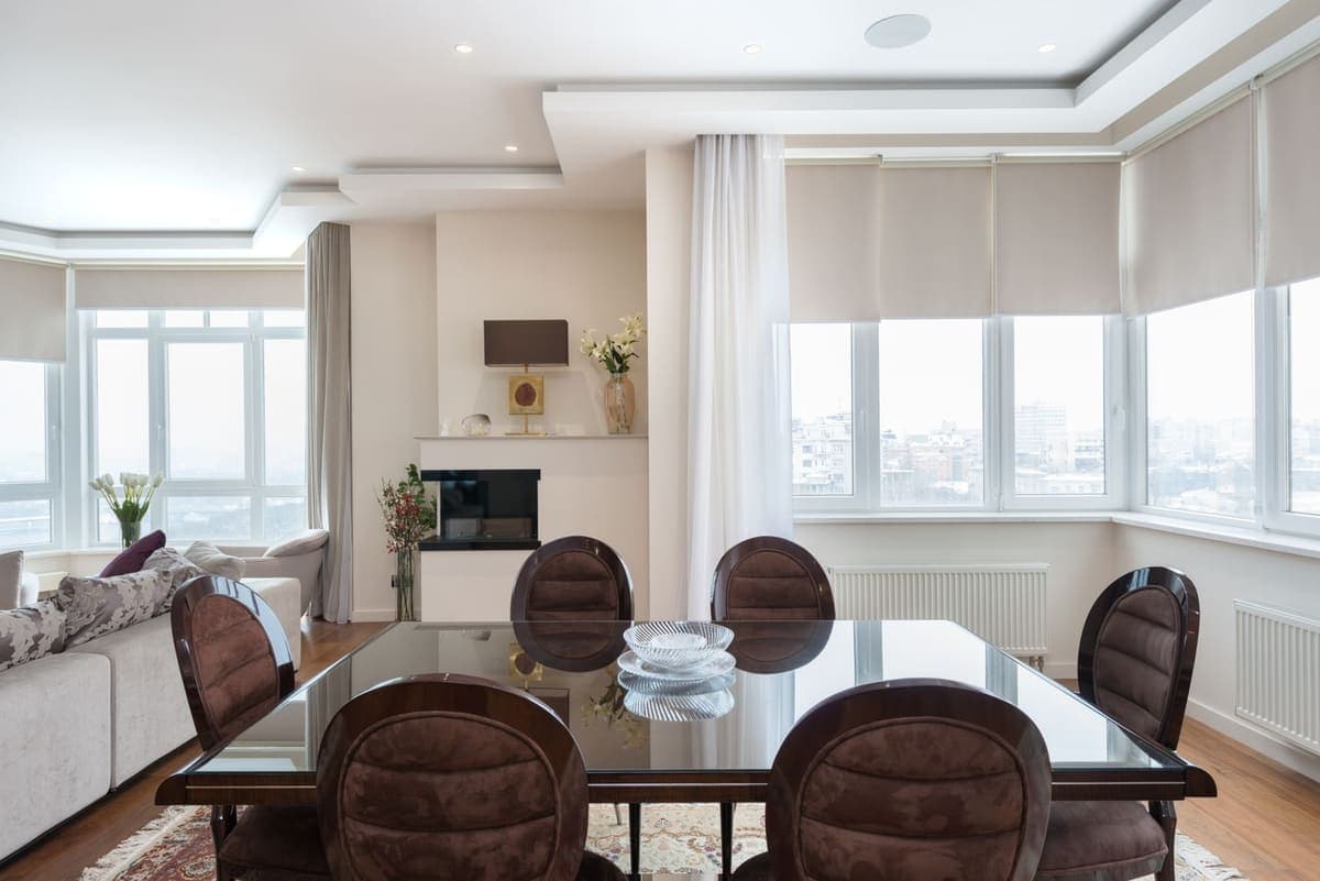 Salle à manger remise en ordre après un repas de famille