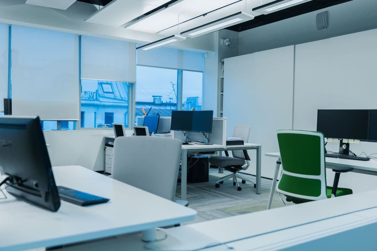 Bureaux vides en fin de journée, postes dégagés