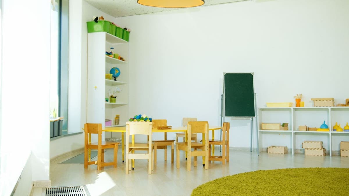 Salle d'activités de crèche avec petit mobilier coloré