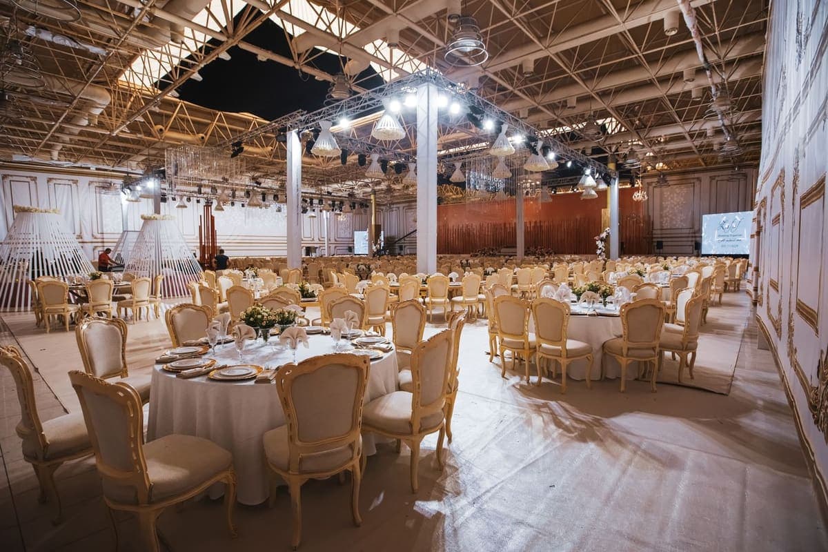 Salle de réception dressée avant l'arrivée des invités
