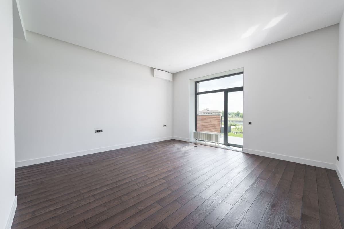 Appartement neuf livré, parquet posé et murs blancs
