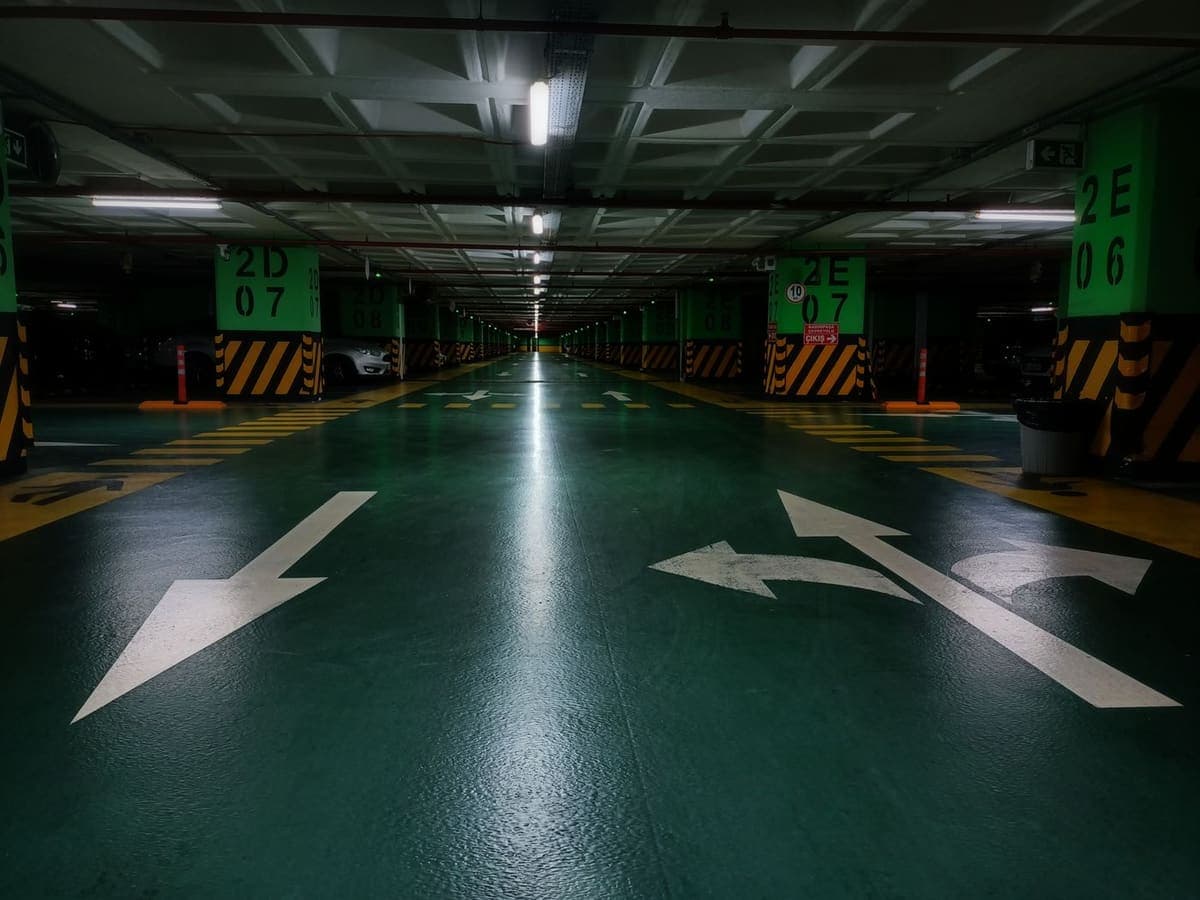 Allée de parking souterrain au sol fraîchement lavé