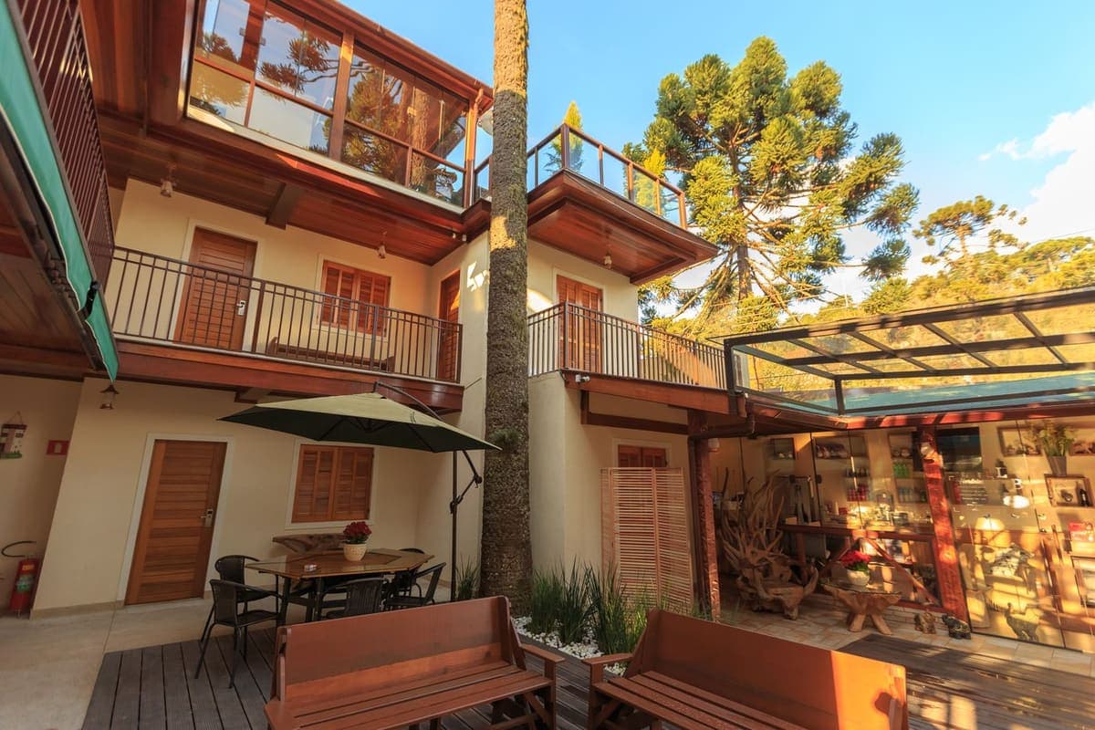 Terrasse en bois et balcons d'une maison de ville