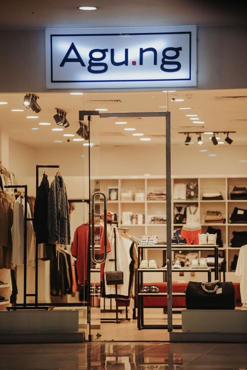 Vitrine d'un commerce vue depuis la rue, vitrage sans trace