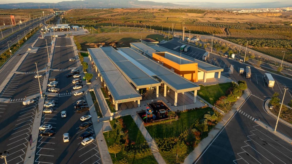 Aire de service vue du ciel : parking, bâtiment et voies d'accès