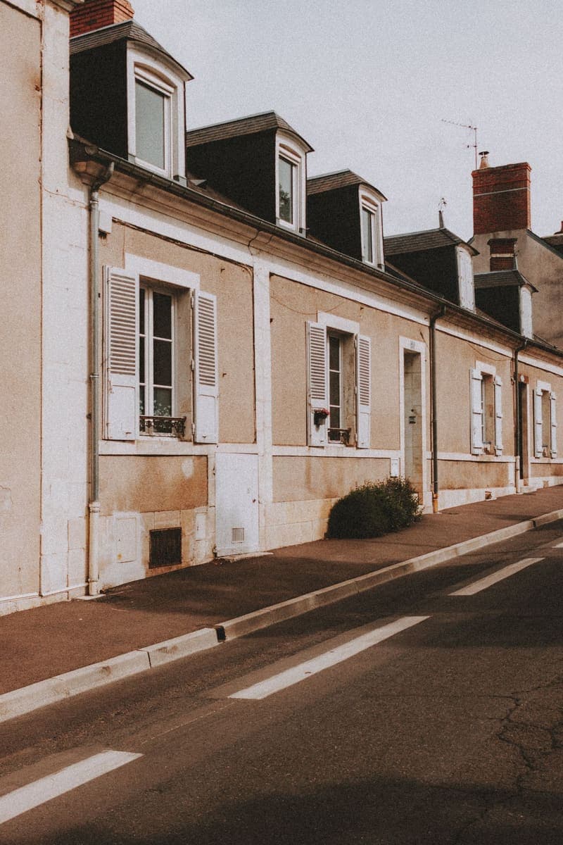 Maison de village aux volets fermés, façade en pierre
