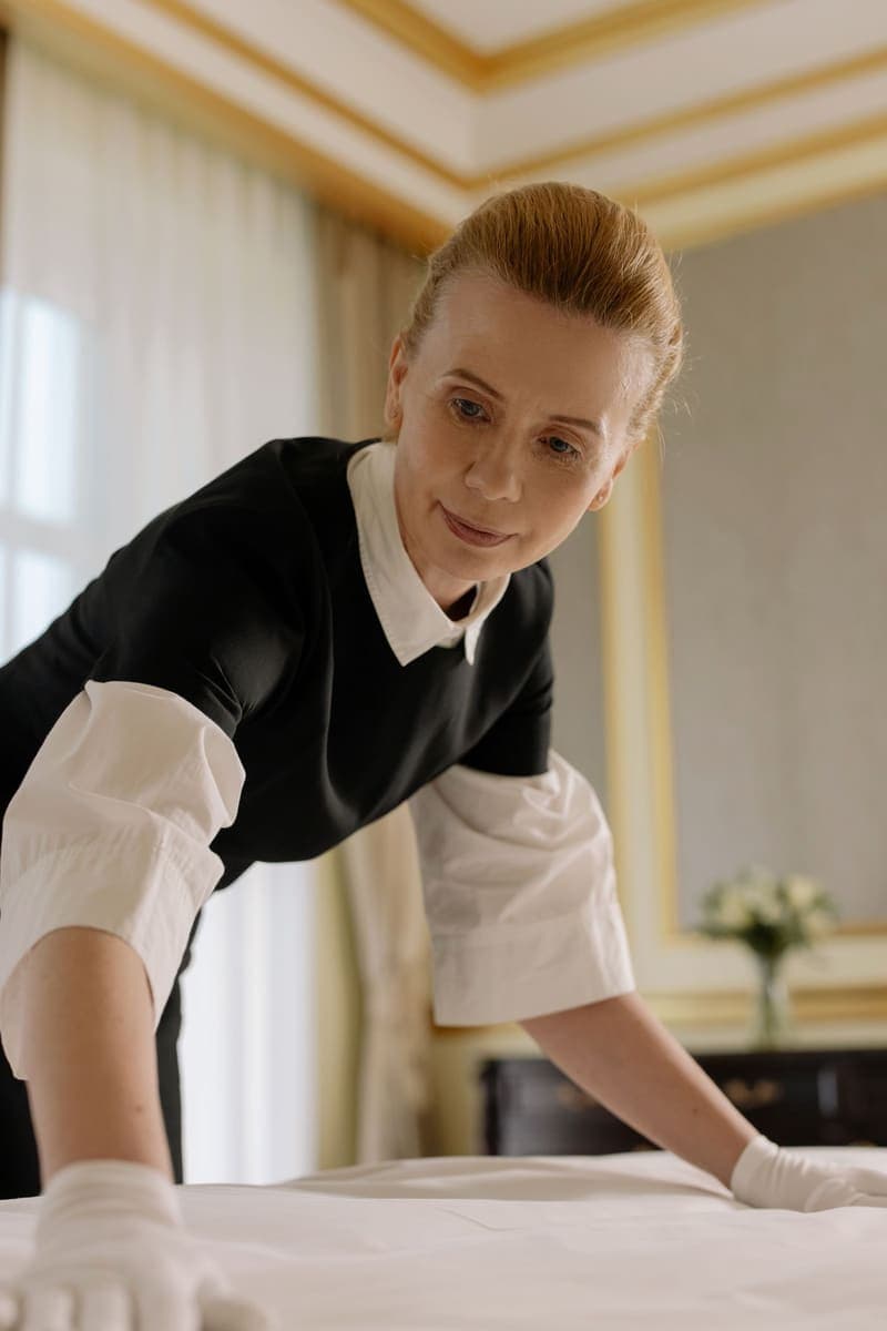 Femme de chambre préparant une chambre d'hôtel