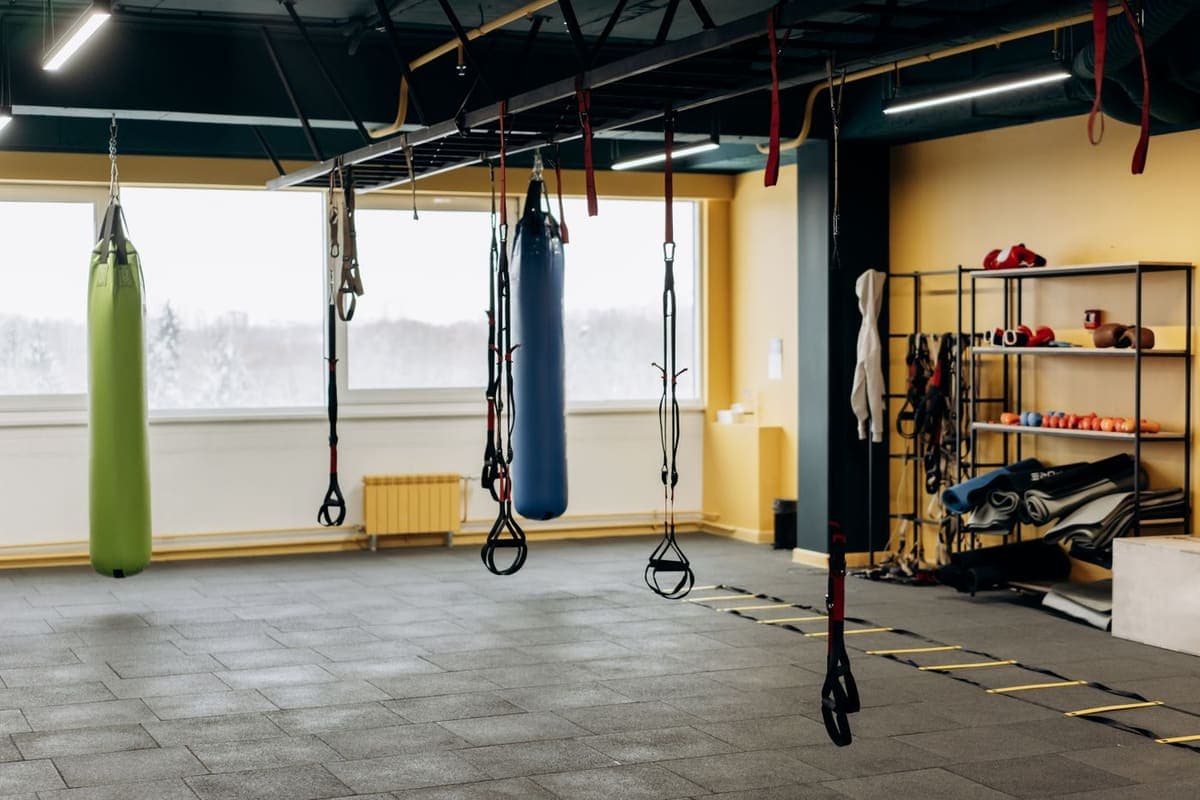 Plateau de salle de sport avec sacs de frappe et agrès