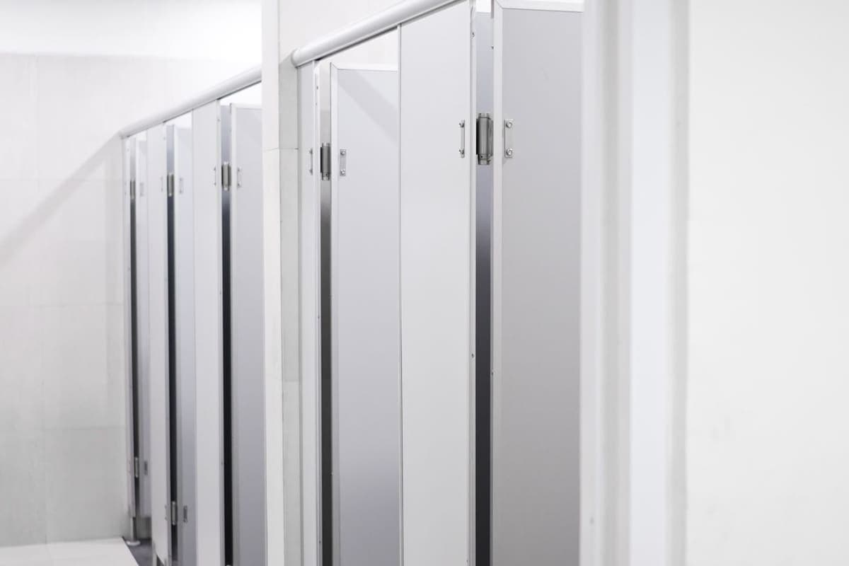 Rangée de cabines de sanitaires collectifs