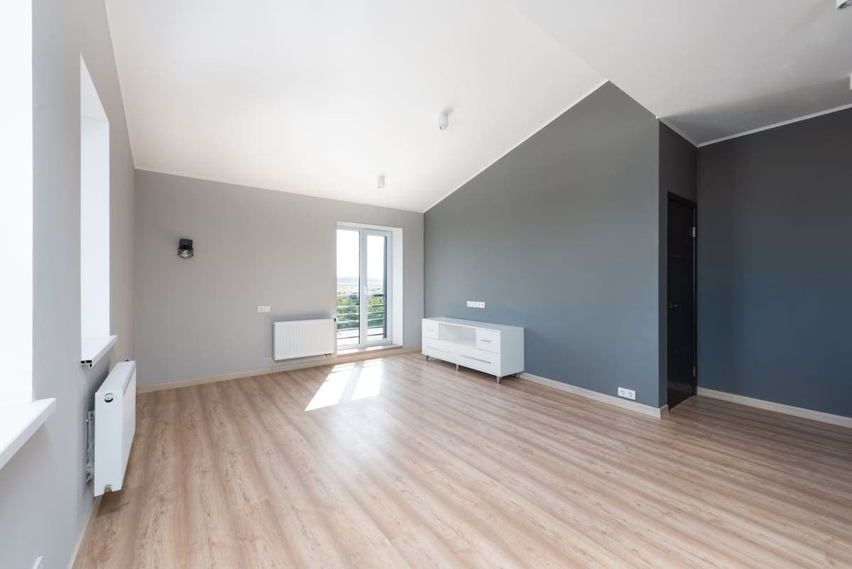 Logement vide entre deux locataires, sol et murs repris