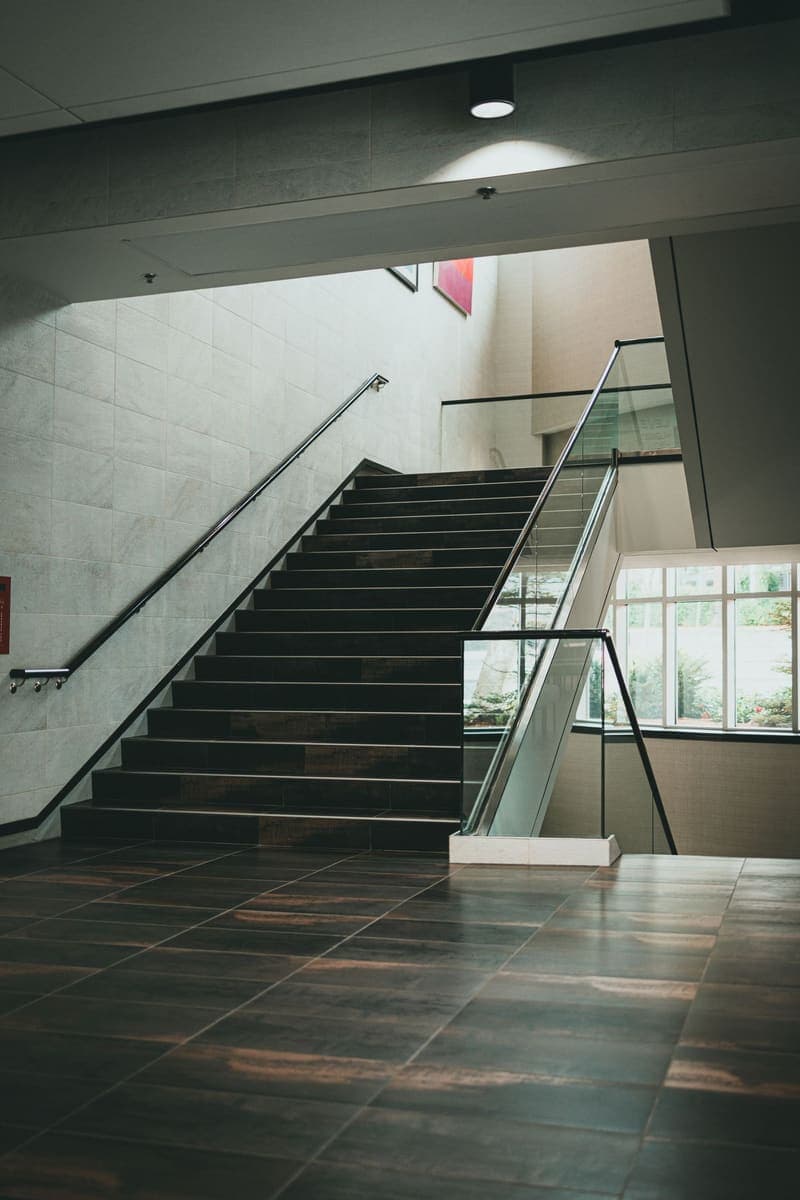 Cage d'escalier en béton et verre après remise en état
